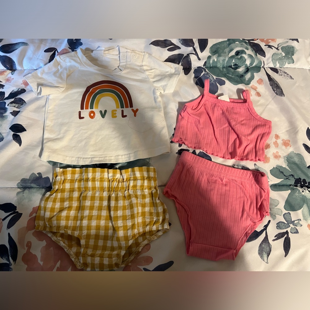Bundle of newborn outfits, baby girl, size 0-1 months